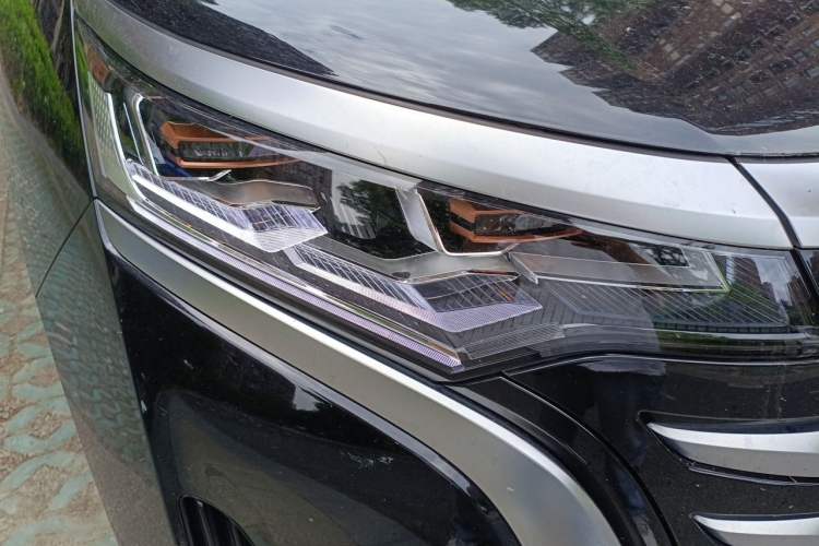 Used Denza D9 2022 DM-i 1040 Prestige Model Right Front Headlight