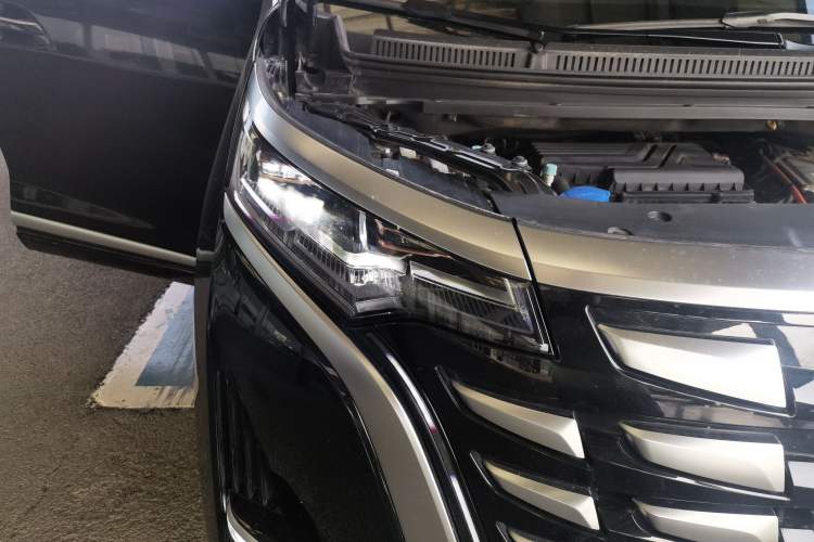 Used Denza D9 2022 DM-i 970 Four-Wheel Drive Flagship Model Right Front Headlight