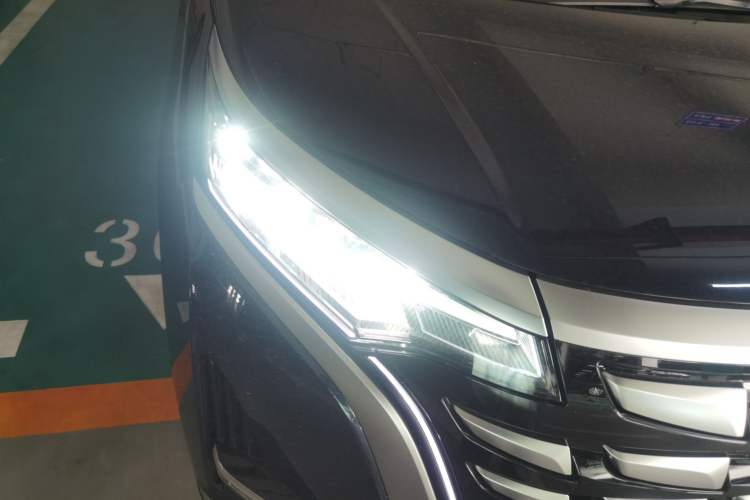 Used Denza D9 2022 DM-i 970 Four-Wheel Drive Flagship Model Right Front Headlight