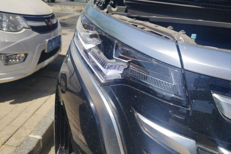 Used Denza D9 2022 DM-i 970 Four-Wheel Drive Prestige Model Right Front Headlight