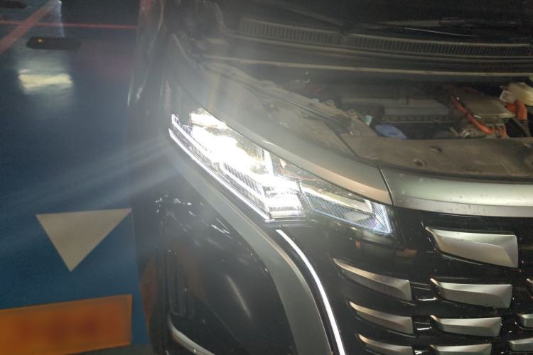 Used Denza D9 2022 DM-i 970 Four-Wheel Drive Flagship Model Right Front Headlight