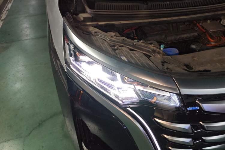 Used Denza D9 2022 DM-i 970 Four-Wheel Drive Flagship Model Right Front Headlight