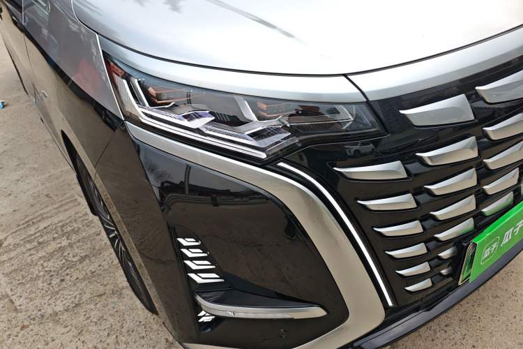 Used Denza D9 2022 DM-i 970 Four-Wheel Drive Flagship Model Right Front Headlight