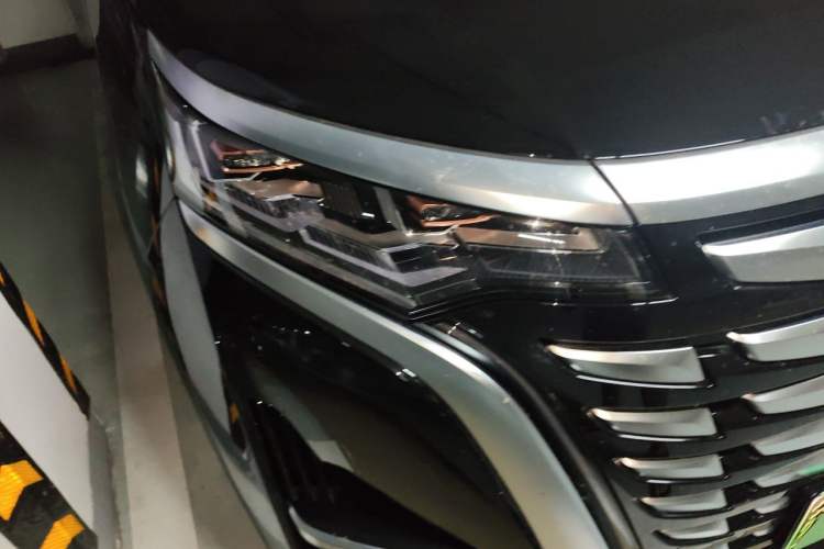 Used Denza D9 2022 DM-i 970 Four-Wheel Drive Flagship Model Right Front Headlight