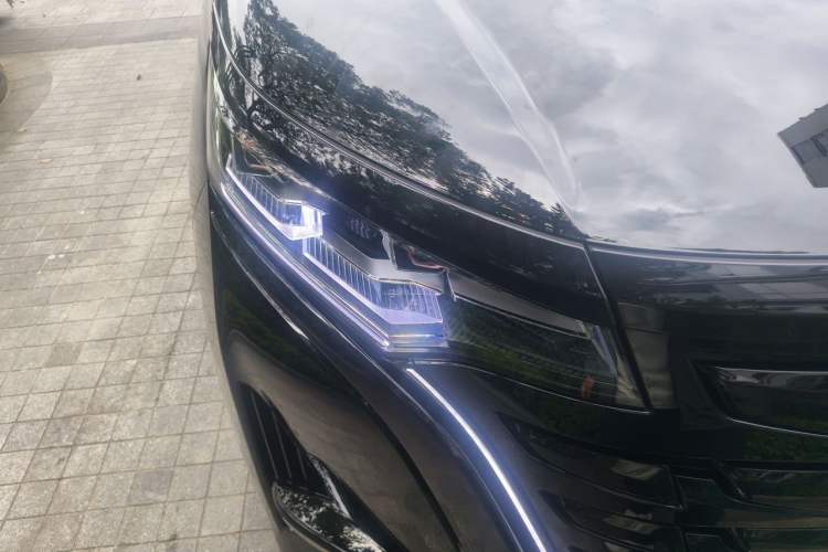 Used Denza D9 2022 DM-i 970 Four-Wheel Drive Flagship Model Right Front Headlight