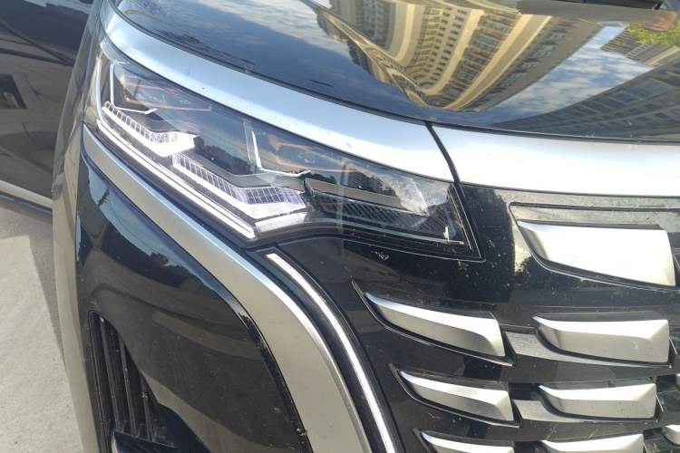 Used Denza D9 2022 DM-i 970 Four-Wheel Drive Flagship Model Right Front Headlight