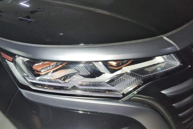 Used Denza D9 2022 DM-i 970 Four-Wheel Drive Prestige Model Right Front Headlight