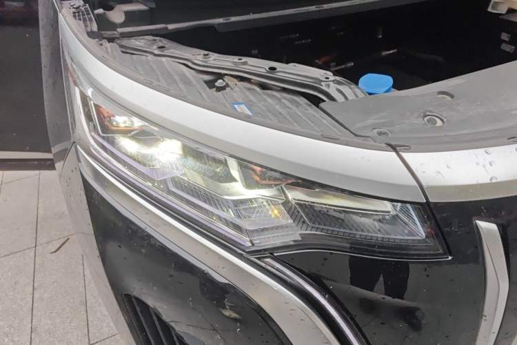 Used Denza D9 2022 EV 600 Four-Wheel Drive Flagship Model Right Front Headlight