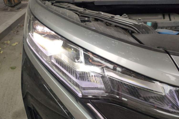 Used Denza D9 2022 DM-i 970 Four-Wheel Drive Prestige Model Right Front Headlight