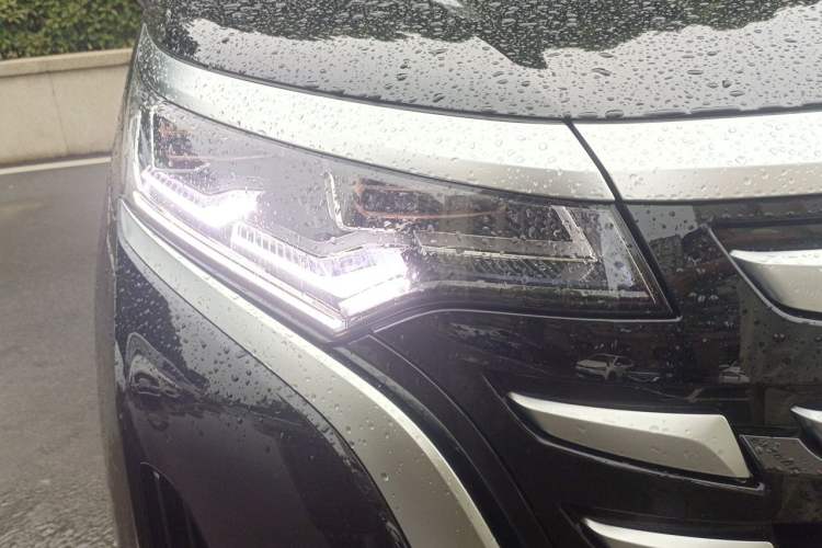 Used Denza D9 2022 DM-i 970 Four-Wheel Drive Prestige Model Right Front Headlight