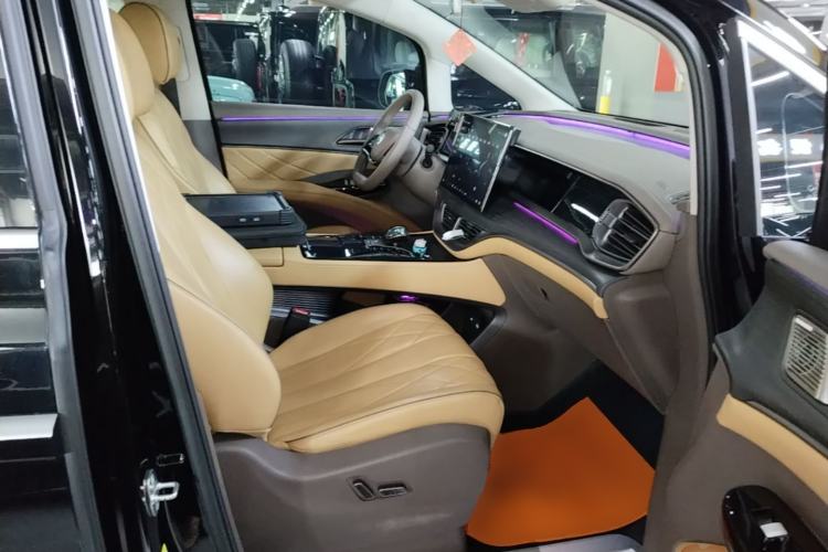 Used Denza D9 2022 DM-i 970 Four-Wheel Drive Prestige Model Right Front Seat