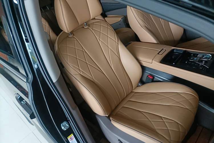 Used Denza D9 2022 DM-i 1040 Prestige Model Right Front Seat