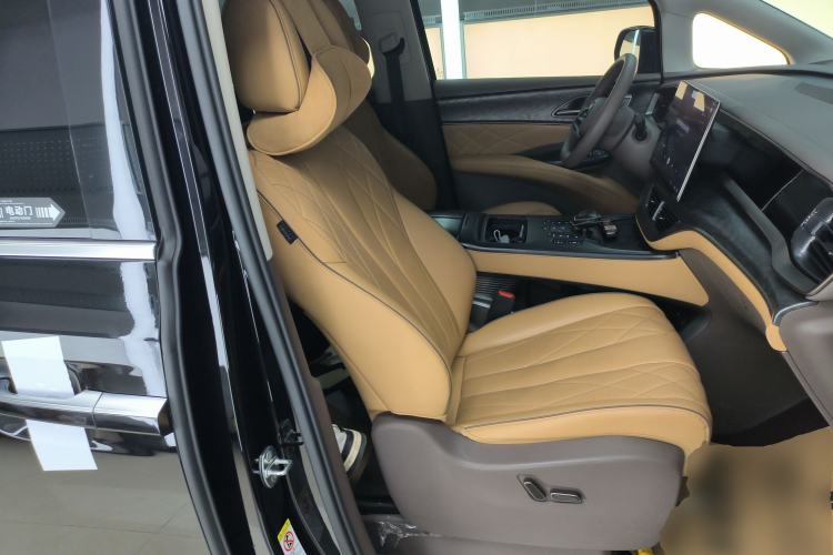 Used Denza D9 2022 DM-i 1040 Prestige Model Right Front Seat