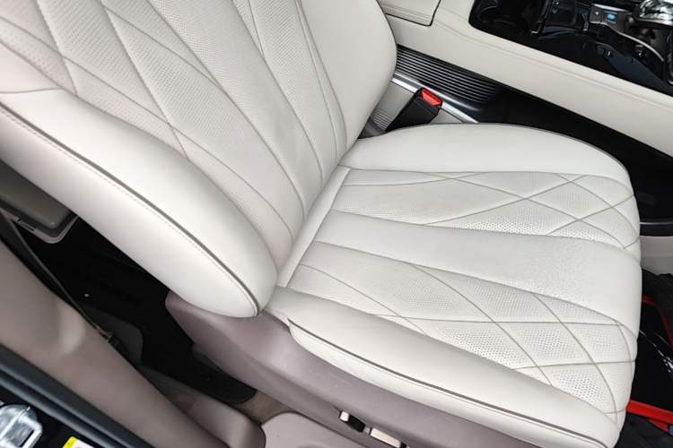 Used Denza D9 2022 DM-i 1040 Prestige Model Right Front Seat