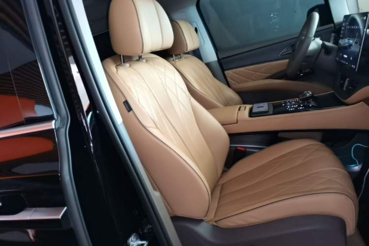 Used Denza D9 2022 DM-i 970 Four-Wheel Drive Prestige Model Right Front Seat