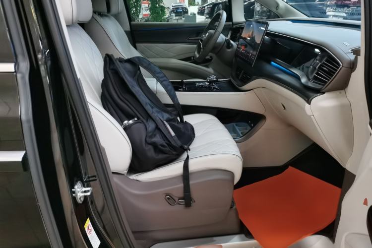 Used Denza D9 2022 DM-i 970 Four-Wheel Drive Flagship Model Right Front Seat