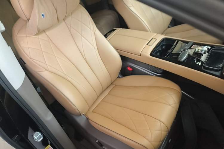 Used Denza D9 2022 DM-i 1040 Prestige Model Right Front Seat