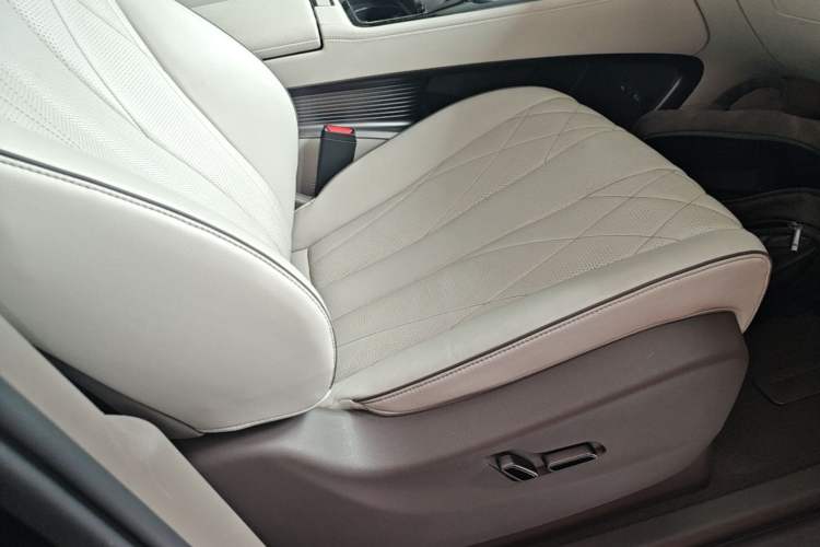 Used Denza D9 2022 DM-i 1040 Prestige Model Right Front Seat