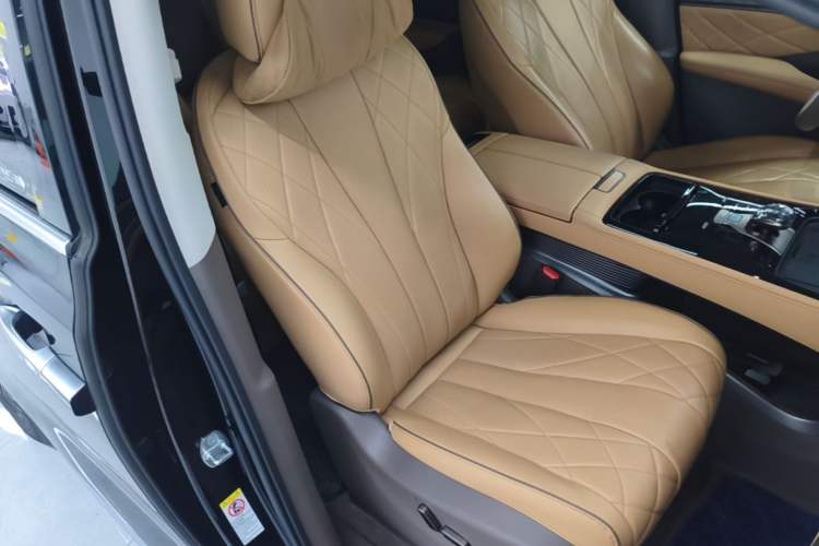 Used Denza D9 2022 DM-i 1040 Prestige Model Right Front Seat