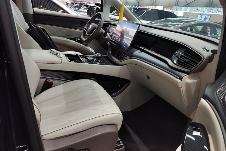 Used Denza D9 2022 DM-i 970 Four-Wheel Drive Prestige Model Right Front Seat