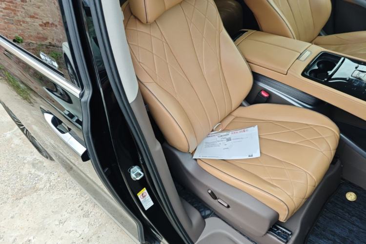 Used Denza D9 2022 DM-i 1040 Prestige Model Right Front Seat