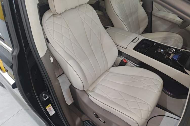 Used Denza D9 2022 DM-i 970 Four-Wheel Drive Flagship Model Right Front Seat
