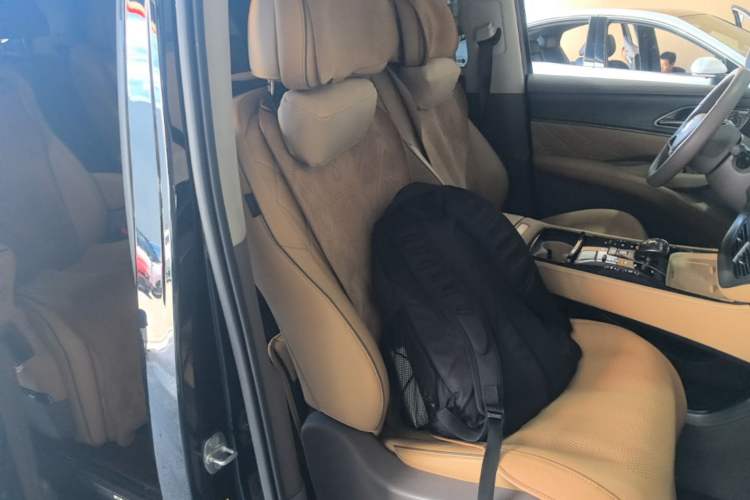 Used Denza D9 2022 DM-i 970 Four-Wheel Drive Flagship Model Right Front Seat