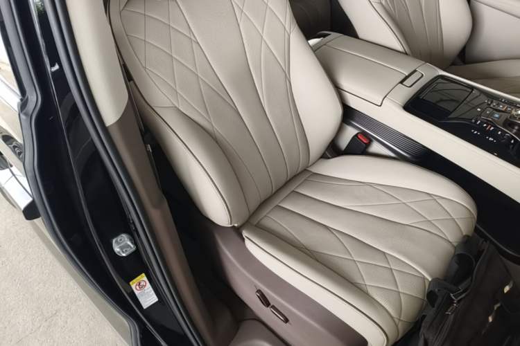 Used Denza D9 2022 DM-i 970 Four-Wheel Drive Prestige Model Right Front Seat