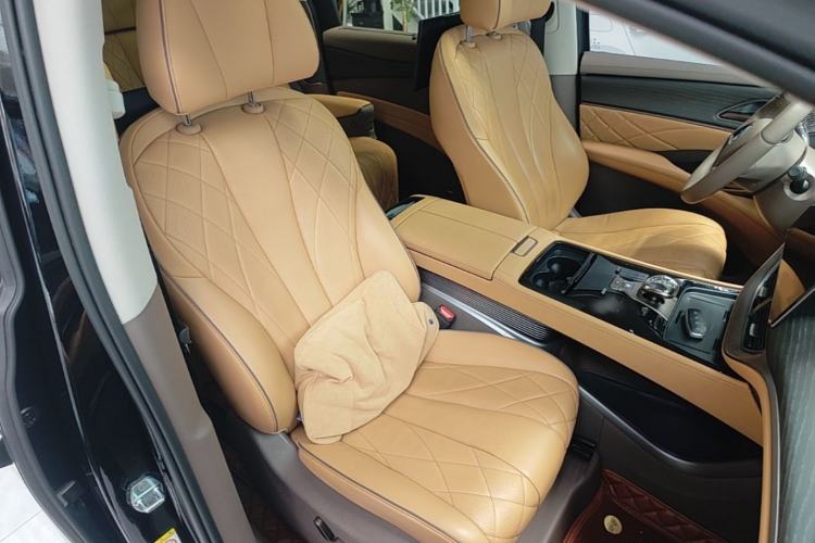 Used Denza D9 2022 DM-i 970 Four-Wheel Drive Prestige Model Right Front Seat
