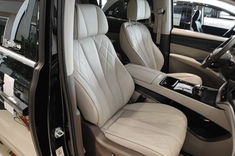 Used Denza D9 2022 DM-i 1040 Prestige Model Right Front Seat
