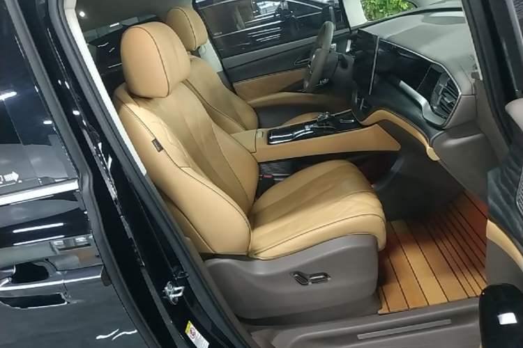 Used Denza D9 2022 DM-i 970 Four-Wheel Drive Prestige Model Right Front Seat
