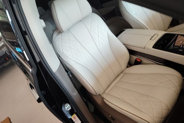 Used Denza D9 2022 DM-i 1040 Prestige Model Right Front Seat
