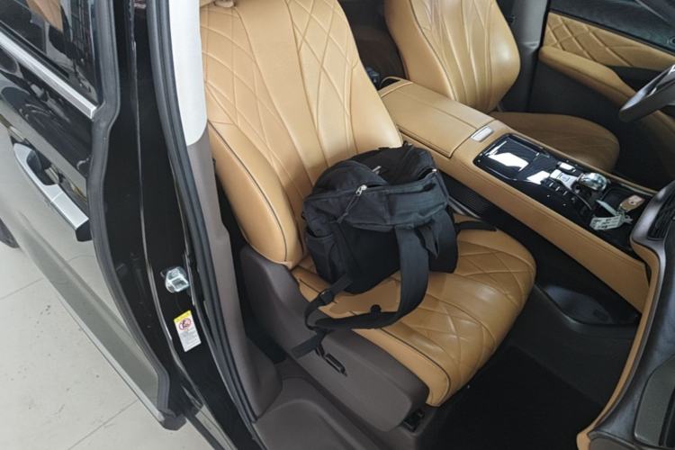 Used Denza D9 2022 EV 620 Prestige Model Right Front Seat