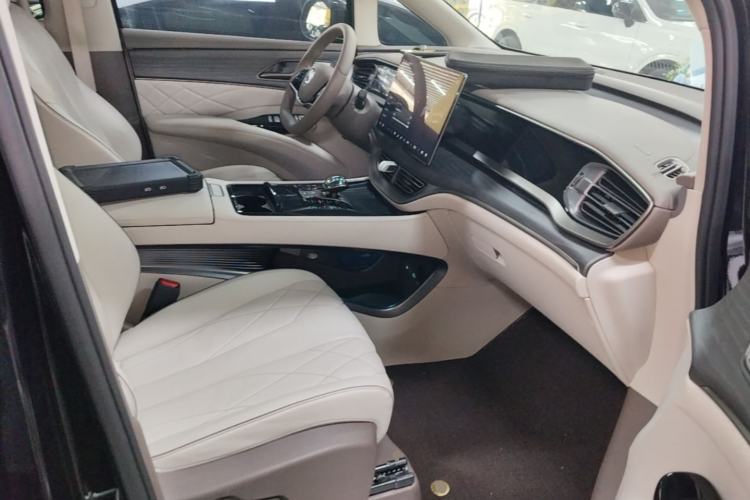 Used Denza D9 2022 DM-i 970 Four-Wheel Drive Prestige Model Right Front Seat
