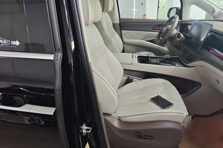 Used Denza D9 2022 DM-i 970 Four-Wheel Drive Flagship Model Right Front Seat