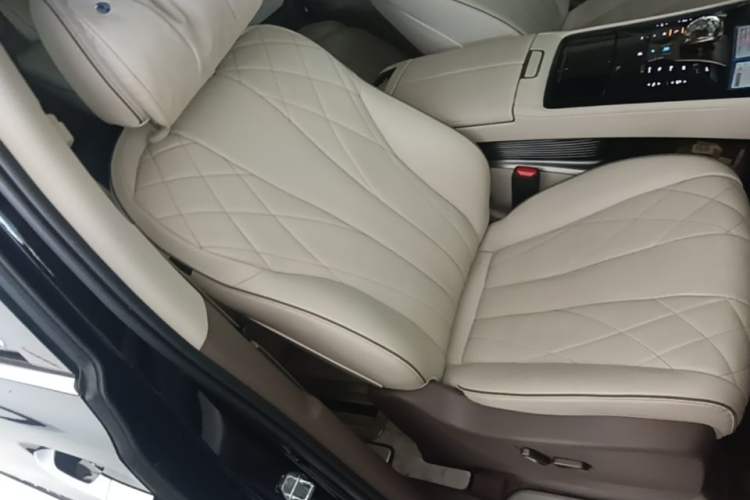Used Denza D9 2022 DM-i 970 Four-Wheel Drive Prestige Model Right Front Seat
