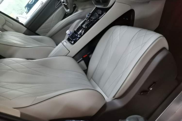 Used Denza D9 2022 DM-i 970 Four-Wheel Drive Flagship Model Right Front Seat