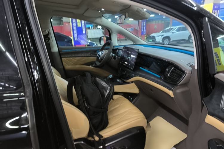 Used Denza D9 2022 DM-i 1040 Prestige Model Right Front Seat