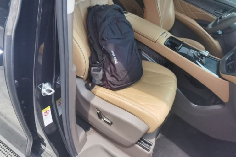Used Denza D9 2022 DM-i 1040 Prestige Model Right Front Seat
