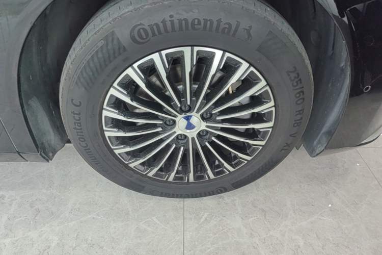 Used Denza D9 2022 DM-i 970 Four-Wheel Drive Flagship Model Right Front Wheel Hub