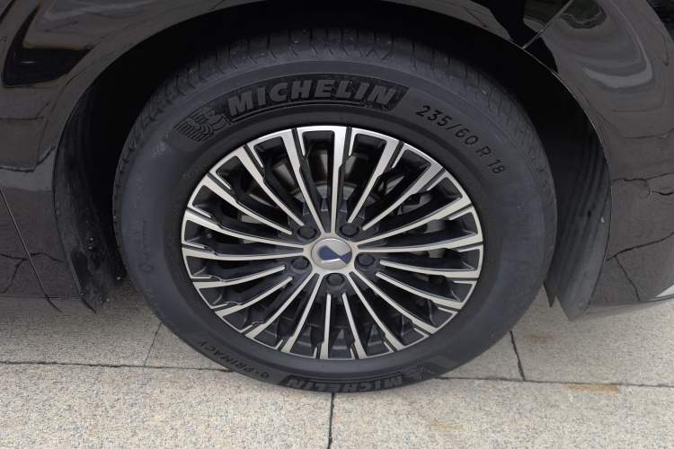 Used Denza D9 2022 DM-i 970 Four-Wheel Drive Flagship Model Right Front Wheel Hub