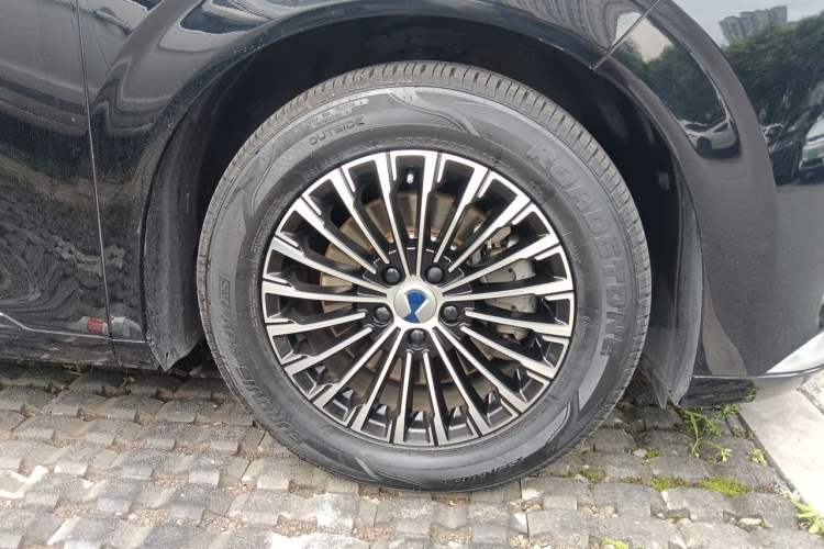 Used Denza D9 2022 DM-i 945 Luxury Model Right Front Wheel Hub