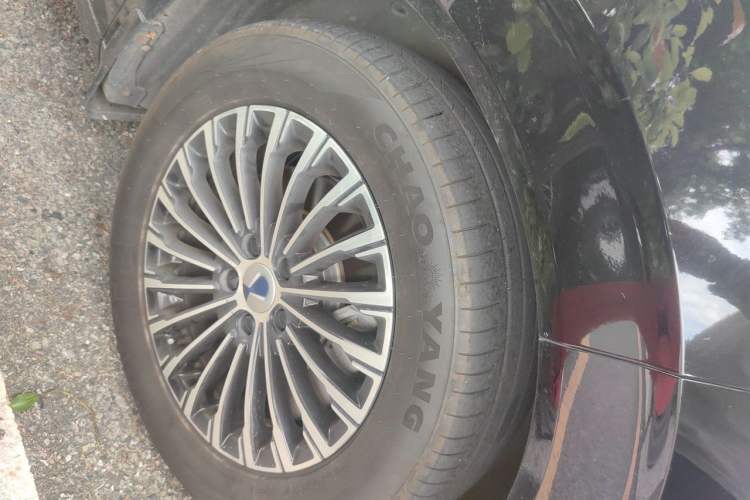 Used Denza D9 2022 DM-i 970 Four-Wheel Drive Prestige Model Right Front Wheel Hub