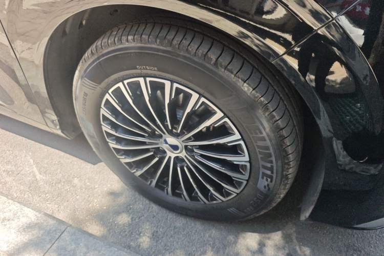Used Denza D9 2022 DM-i 1040 Prestige Model Right Front Wheel Hub