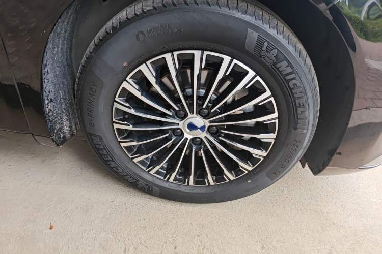 Used Denza D9 2022 DM-i 970 Four-Wheel Drive Prestige Model Right Front Wheel Hub