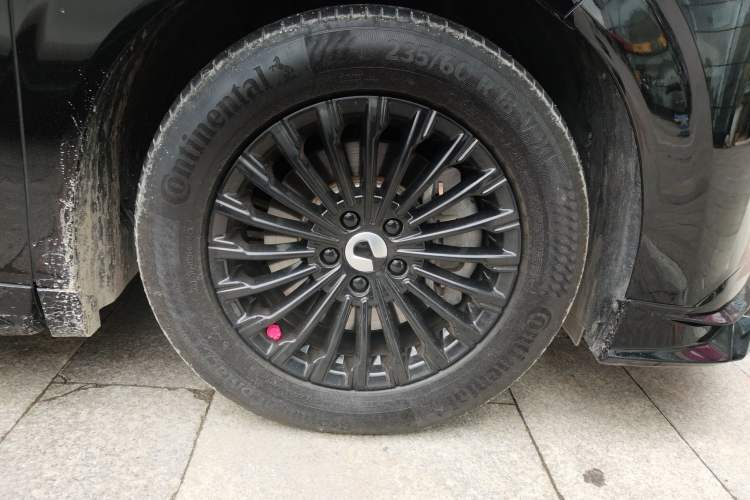 Used Denza D9 2022 DM-i 1040 Prestige Model Right Front Wheel Hub