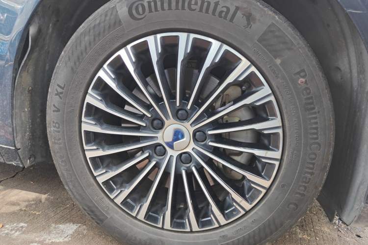 Used Denza D9 2022 EV 620 Prestige Model Right Front Wheel Hub