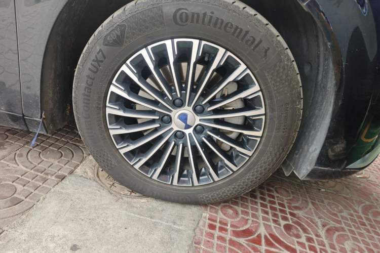 Used Denza D9 2022 DM-i 970 Four-Wheel Drive Prestige Model Right Front Wheel Hub