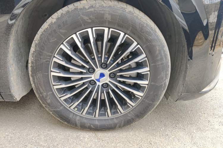 Used Denza D9 2022 DM-i 970 Four-Wheel Drive Prestige Model Right Front Wheel Hub