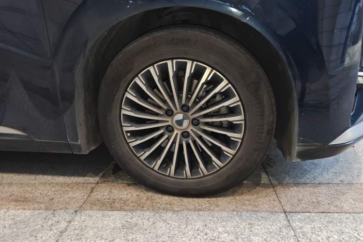 Used Denza D9 2022 EV 600 Four-Wheel Drive Flagship Model Right Front Wheel Hub